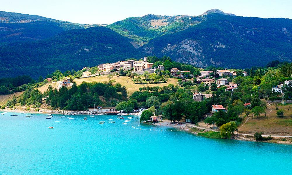 Le village de Saint Julien du Verdon près du camping Terra Verdon à Castellane