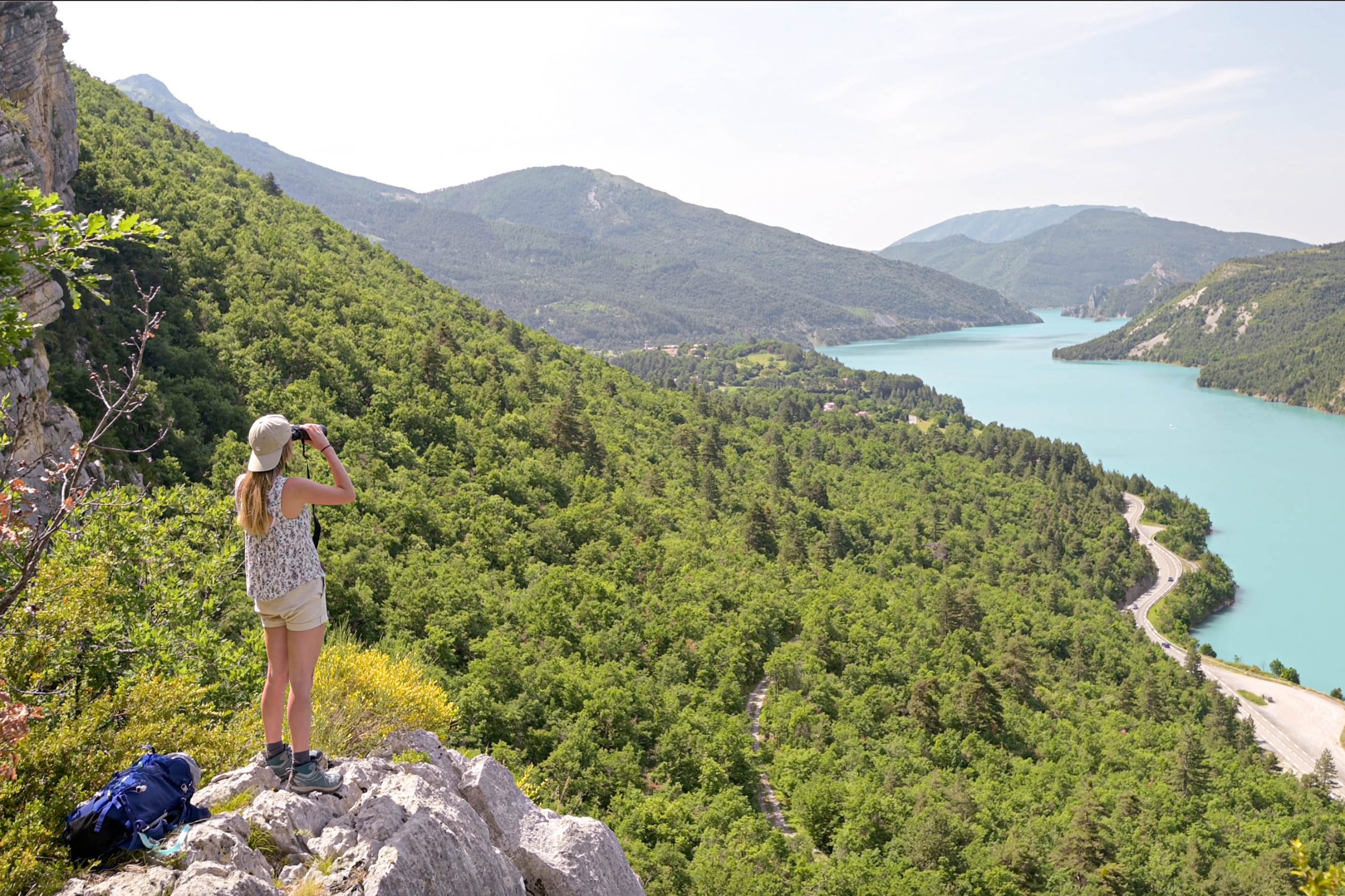 Vue sur les gorges du Verdon depuis un sentier, secteur où se pratique l'aqua rando