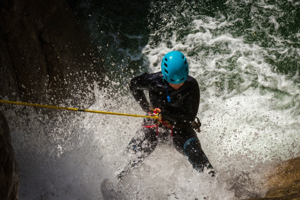 Descente en rappel sous la cascade lors d'une sortie canyoning dans le Verdon