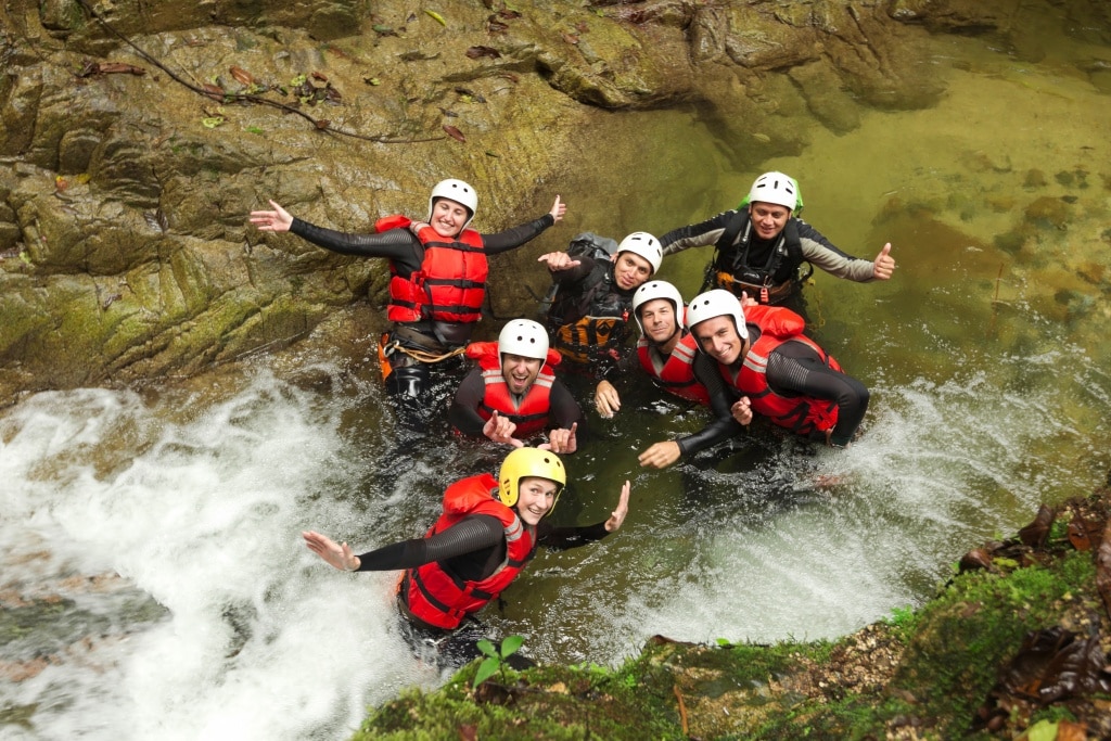 Un groupe en pleine sortie d'aqua rando dans les eaux du Verdon